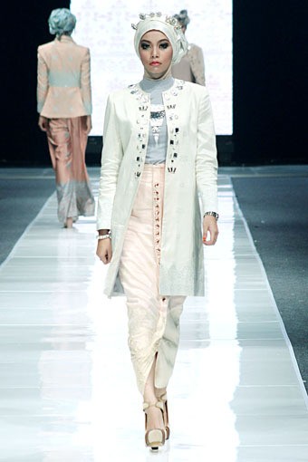 Ria Miranda THREELOGY Jakarta Fashion Week 2013 at Plaza Senayan. Jakarta. [Foto: Mohammad Abduh/Wolipop]