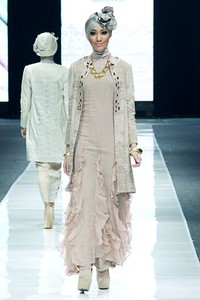 Ria Miranda THREELOGY Jakarta Fashion Week 2013 at Plaza Senayan. Jakarta. [Foto: Mohammad Abduh/Wolipop]