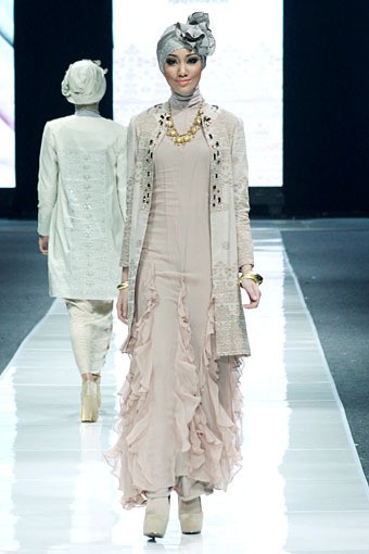 Ria Miranda THREELOGY Jakarta Fashion Week 2013 at Plaza Senayan. Jakarta. [Foto: Mohammad Abduh/Wolipop]