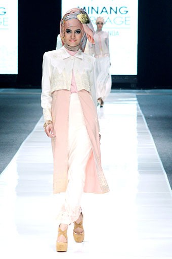 Ria Miranda THREELOGY Jakarta Fashion Week 2013 at Plaza Senayan. Jakarta. [Foto: Mohammad Abduh/Wolipop]