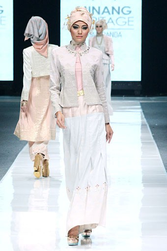 Ria Miranda THREELOGY Jakarta Fashion Week 2013 at Plaza Senayan. Jakarta. [Foto: Mohammad Abduh/Wolipop]