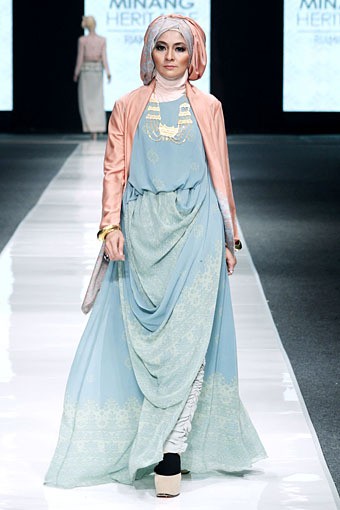 Ria Miranda THREELOGY Jakarta Fashion Week 2013 at Plaza Senayan. Jakarta. [Foto: Mohammad Abduh/Wolipop]