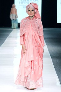 Ria Miranda THREELOGY Jakarta Fashion Week 2013 at Plaza Senayan. Jakarta. [Foto: Mohammad Abduh/Wolipop]