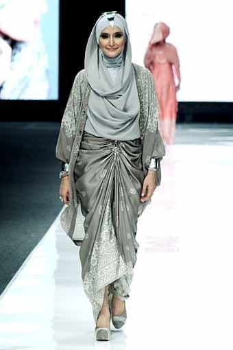 Ria Miranda THREELOGY Jakarta Fashion Week 2013 at Plaza Senayan. Jakarta. [Foto: Mohammad Abduh/Wolipop]