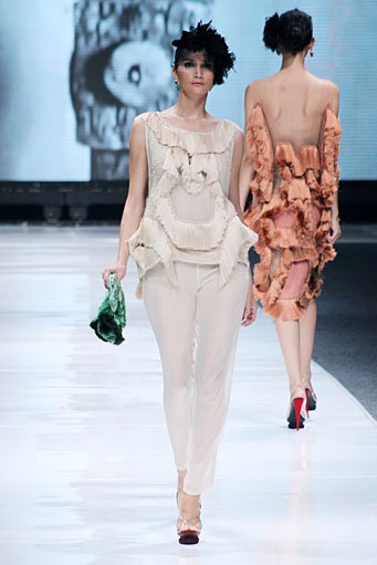 Oscar Lawalata Couture 2013 My Name is 20S. Jakarta Fashion Week 2013 at Plaza Senayan. Jakarta. [Foto: Mohammad Abduh/Wolipop]