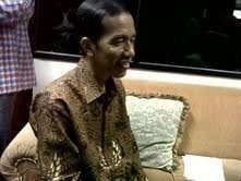 Berbatik Ria, Jokowi Tiba di Gedung KPK