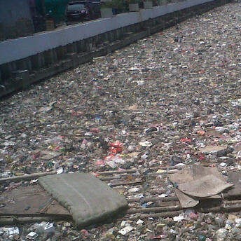 Sudah Dilarang, Masih Banyak Warga Buang Sampah ke Kali Serdang