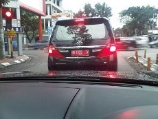 Whuzz! Alphard Pelat Merah Melenggang di Medan