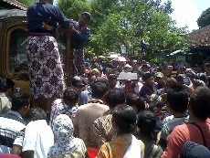 Ratusan Orang Rebutan Air Sisa Jamasan Kereta Keraton Yogya