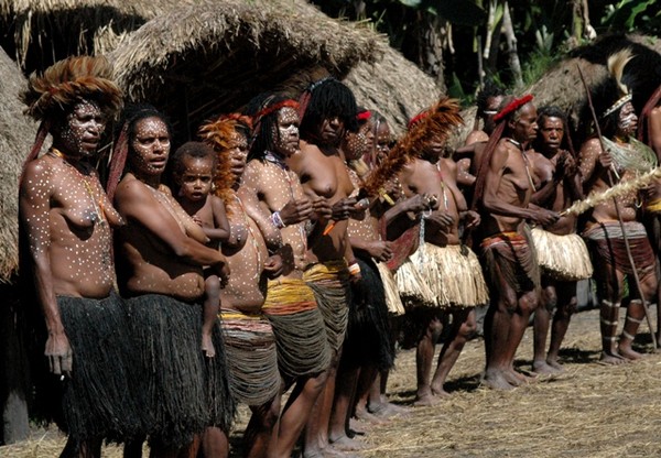 Suku Dani di Papua Punya Kostum Adat yang Keren Suku Dani di Papua Punya Kostum Adat yang Keren