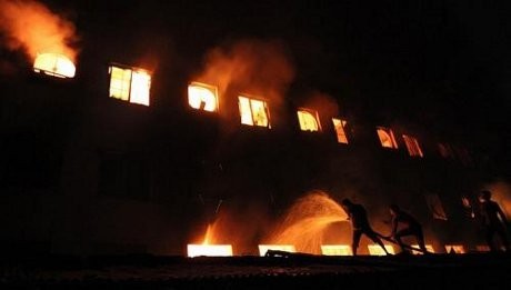 Polisi Bangladesh Buru Bos Pabrik Usai Kebakaran yang Tewaskan 110 Orang