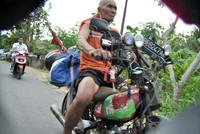     Motor dipenuhi dengan tas ransel serta aksesoris lainnya (Foto: Firstyadi)