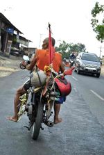 Pengendara Motor Nyentrik