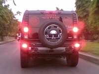 Mobil Hummer ini terlihat sedang melintas di daerah Jawa Timur. (Foto: Wirawan Adi Setya Raharja)