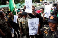 Dalam aksinya, para demonstan membawa poster bergambar Sutan Bhatoegana yang dicoret.