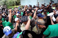 Sempat terjadi dorong-dorongan antara pendemo dan aparat kepolisian yang berjaga.
