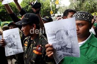 Para demonstran juga meminta agar Sutan Bhatoegana dipecat dari Partai Demokrat.