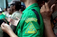 Para anggota GP Anshor berdoa seusai demo di depan Kantor Pusat DPP Partai Demokrat, Jakarta.