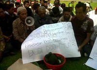 Ratusan warga Desa Tampingan, Kecamatan Tegal Rejo ini telah mendatangi PN Magelang sejak pukul 10.00 WIB. (Tri Joko Purnomo).