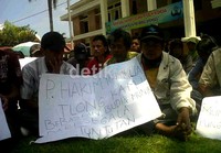 Kasus ini bermula ketika Budi dan Munir beserta warga desa ramai-ramai menebang pohon bambu yang merintangi jalan pada April 2012 lalu. Tapi seminggu setelah itu, Budi, Munir dan 4 orang lainnya mendapat surat panggilan dari Polres Jagoan. Budi dan Munir pun dijebloskan ke LP Magelang oleh jaksa seiring pelimpahan berkas dari kepolisian ke jaksa dari Kejaksaan Negeri Magelang pada 5 November 2012 hingga hari ini. (Tri Joko Purnomo).