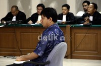 Fahd tetap mengajukan permintaan kepada majelis hakim yang akan memvonisnya untuk memvonis seringan mungkin. Ramses/detikcom.