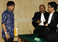 Fahd El Fouz bersama penasihat hukum menyampaikan materi nota pembelaan. Ramses/detikcom.