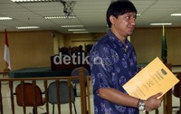 Fahd El Fouz menuliskan kalimat pembelaan panjang lebar dalam nota pembelaannya dan memilih menumpahkan perasaan yang jujur di persidangan, sembari mengakui kesalahan. Ramses/detikcom.