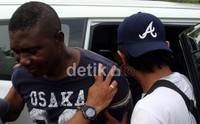 Sylvester Obiekwe Nwaolise alias Mustofa dibawa petugas BNN. Arbi Anugrah/detikcom.
