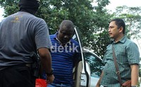 Petugas membawa narapidana Obina Nwajagu. Arbi Anugrah/detikcom.
