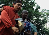Petugas membawa Yadi Mulyadi (kiri) dan Humphrey Ejike alias Doktor alias Koko (berkacamata). Arbi Anugrah/detikcom.