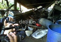 Beberapa bagian pabrik tahu yang terbuat dari kayu itu porak-poranda. (Hendrik I Raseukiy/detikNews).