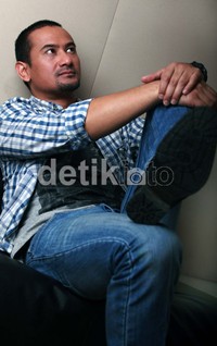 Sebenarnya, pria yang sebelumnya tinggal di Belanda itu tak pernah berencana mengembangkan diri menjadi artis di Indonesia.