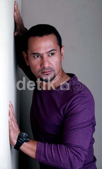 Seiring waktu menetap di Jakarta, Mudji akhirnya memutuskan untuk mencari pekerjaan tetap, salah satu caranya dengan menjadi artis.