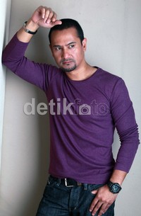 Meski sebagian orang mencibir profesinya kini sebagai penyanyi dangdut, Mudji tak ambil pusing.