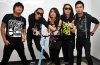 Posan, Oly, Beben, Dodhy, Rio, dan Icez saat menghadiri acara DahSyat di RCTI, Jakarta Barat, Selasa (27/11/2012). Mereka kompak tampil hitam-hitam. Gusmun/detikHot.