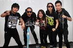 Band Winner Tampil Serba Hitam