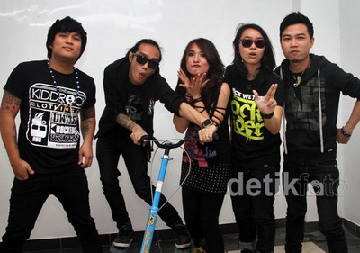 Band Winner Tampil Serba Hitam