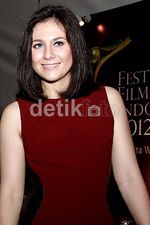 Serasinya Wulan Guritno & Suami