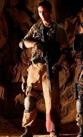 Peran Jadi Tentara Bayaran, Mike Lewis Luka 3 Jahitan