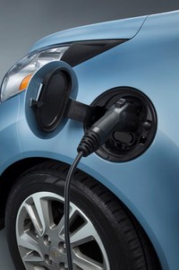 Colokan pengisian baterai berada di bagian depan mobil. Spark EV memiliki fitur-fitur terbaru Chevrolet misalnya MyLink dan Apple Siri. (dok General Motors)