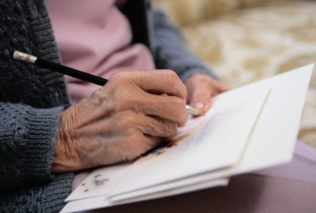 Membaca & Menulis Surat Bisa Bikin Otak Awet Muda Lho!