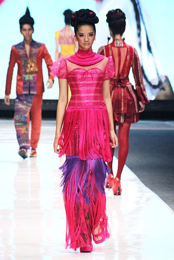 Valentino Napitupulu Tibet. Jakarta Fashion Week 2013 at Plaza Senayan. Jakarta. [Foto: Mohammad Abduh/Wolipop]