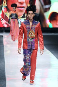 Valentino Napitupulu Tibet. Jakarta Fashion Week 2013 at Plaza Senayan. Jakarta. [Foto: Mohammad Abduh/Wolipop]