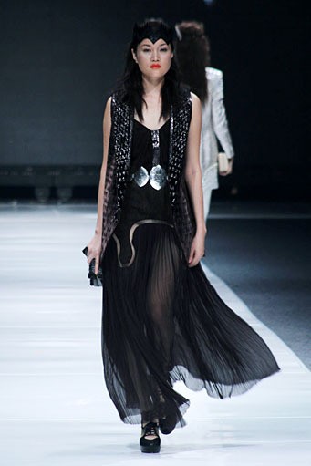 Sapto Djojokartiko, Spring/Summer 2013 Vastu Vidya. Jakarta Fashion Week 2013 at Plaza Senayan. Jakarta. [Foto: Mohammad Abduh/Wolipop]