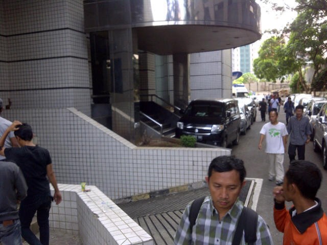 Sidang Perdana Hartati, Para Pendukung Mulai Datangi Pengadilan Tipikor