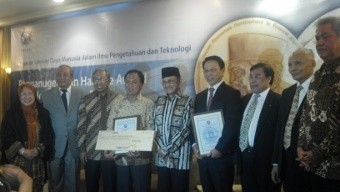 Profesor X-Ray dan Sel Punca Dianugerahi Habibie Award