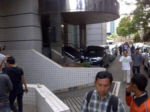 Sidang Perdana Hartati, Para Pendukung Mulai Datangi Pengadilan Tipikor