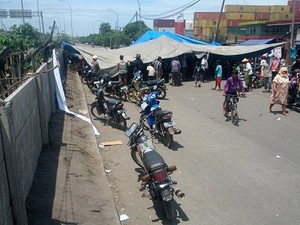 Blokir Jalan, Warga Cilincing Dirikan Tenda Besar di Jalan Cacing