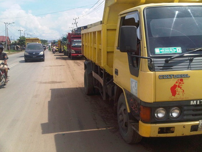 Puluhan Sopir Truk di Samarinda Menginap di Sekitar SPBU Demi Dapat Solar