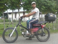     Depan sepeda, belakang motor. Perpaduan antara tampilan antik dari setang, ban dan modern pada sisi box motor, membuat motor ini telihat berbeda. (Foto: Zulfiana Wahdi)